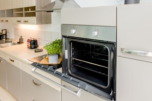 Kühlschrank, Ofen, Herdplatte, Geschirrspüler