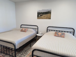Een strijkplank/strijkijzer, gratis wifi, beddengoed