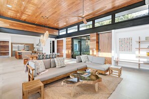 Een smart-tv en een kantoor