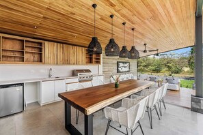 Outdoor dining - Modern  Tropical House I Beach club membership I Golf course view I Daily housekeeping (Reserva de Golf, Hacienda Pinilla)