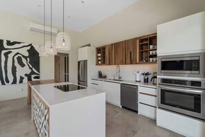 Fridge, microwave, oven, stovetop - Modern  Tropical House I Beach club membership I Golf course view I Daily housekeeping (Reserva de Golf, Hacienda Pinilla)