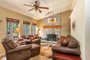 Smart TV, fireplace - Pet-friendly cabin in the pines | Decks w/grill | <10 to skiing (Angel Fire)