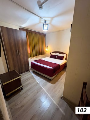 Economy-Doppelzimmer, 1 Doppelbett, zum Innenhof hin | Minibar, kostenloses WLAN