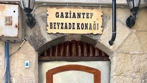 Una puerta con un cartel que dice "GAZIANTEP BEYZADE KONAGI".