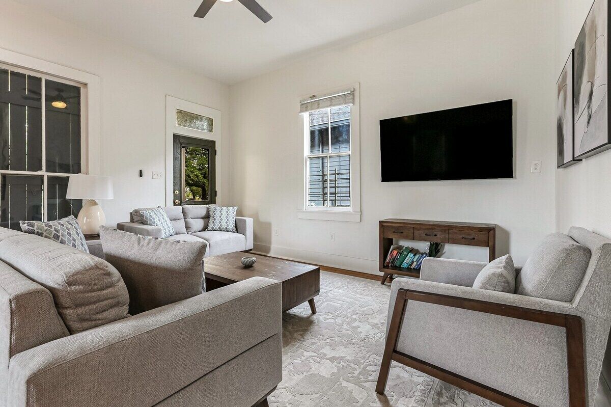 Mid-City Home, 8 Beds by Streetcar w/ Outside Bar