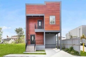 Exterior - Glistening New Superdome Group Home w/10 Beds, Parking, Patio, Grill and 5 Bath  (New Orleans)