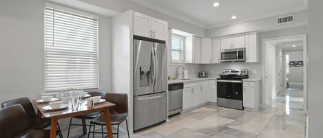 Réfrigérateur, micro-ondes, four, plaque de cuisson