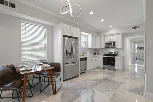 Glistening New Superdome Group Home w/10 Beds, Parking, Patio, Grill and 5 Bath 