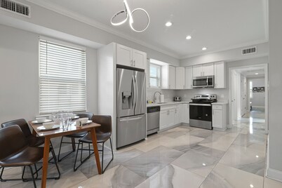 Glistening New Superdome Group Home w/10 Beds, Parking, Patio, Grill and 5 Bath 