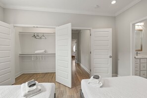 6 bedrooms, desk, iron/ironing board, free WiFi
