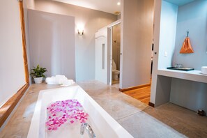 Deluxe Double Room | Bathroom - Amazing Palm Resort (Siem Reap)