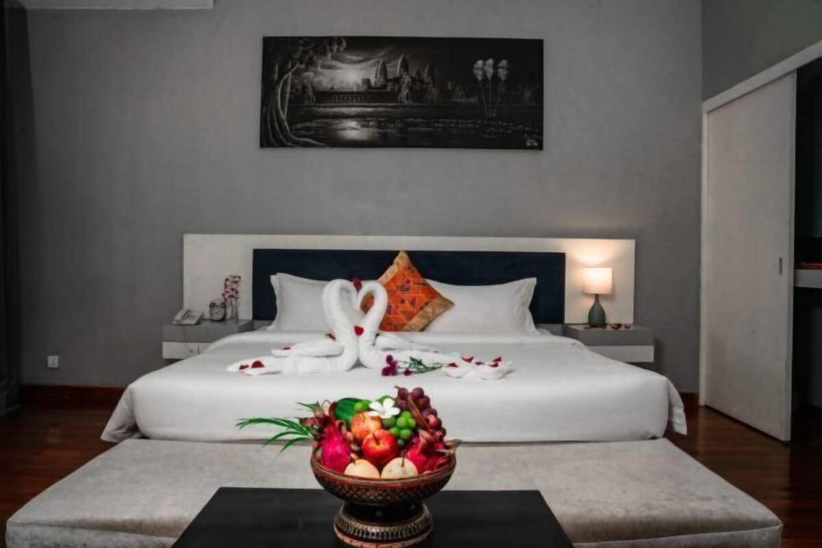 4 bedrooms, premium bedding, minibar, in-room safe