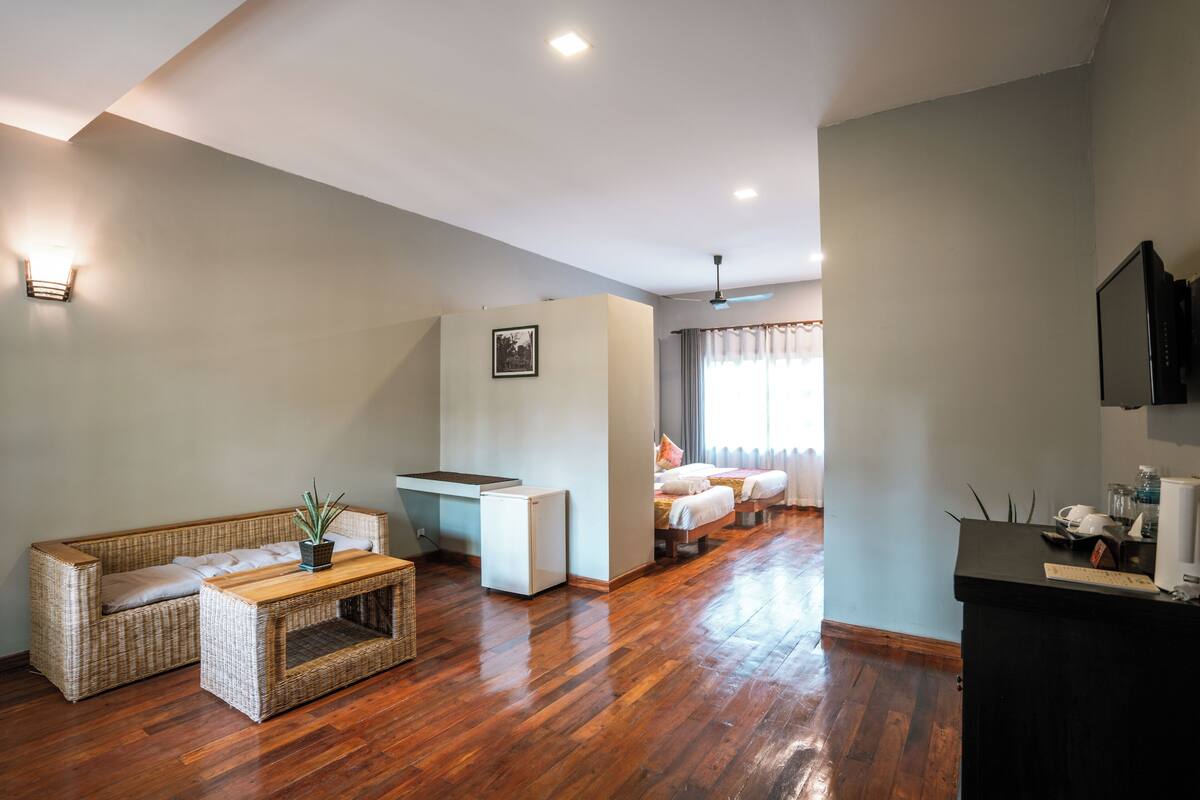 Chambre Deluxe avec lits jumeaux, 2 chambres, vue sur la piscine | Literie de qualité, minibar, coffre-fort, bureau