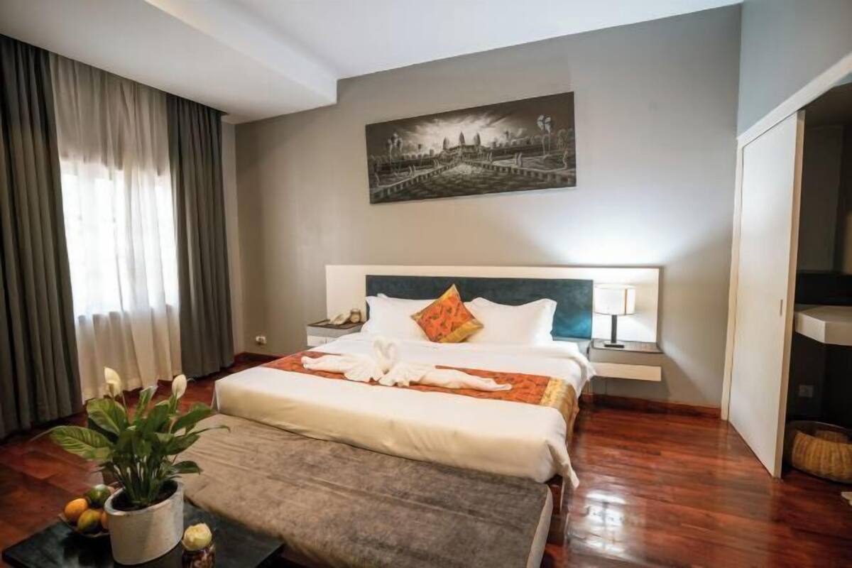 4 bedrooms, premium bedding, minibar, in-room safe