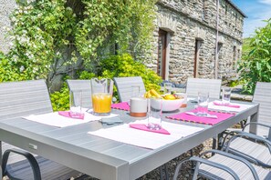 Outdoor dining - 18th Century Farmhouse recently renovated into a Rural Luxury Home (Grayrigg Kendal Cumbria)