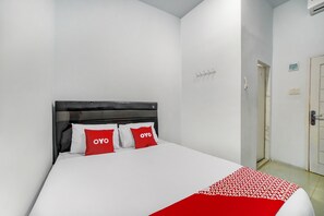 Espacio para trabajar con laptop, wifi gratis y ropa de cama