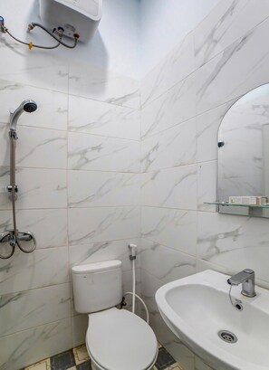 Kamar Single Standar | Kamar mandi | Shower, handuk, sabun, dan tisu toilet