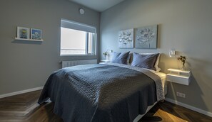 1 habitación, escritorio, tabla de planchar con plancha y cuna de viaje 