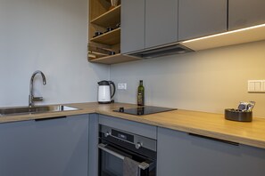 Frigorifero, microonde, forno, piano cottura