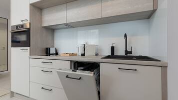 Fridge, oven, stovetop, dishwasher