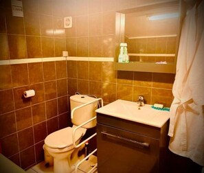 Shower, free toiletries, hair dryer, bathrobes - Résidence Caenee (Marseillan)