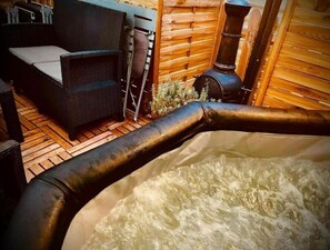 Outdoor spa tub - Résidence Caenee (Marseillan)