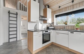 Fridge, stovetop, dishwasher, coffee/tea maker - Stunning home in Vestervig with sauna (Vestervig)