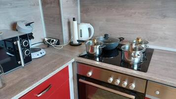 冷蔵庫、電子レンジ、オーブン、コンロ