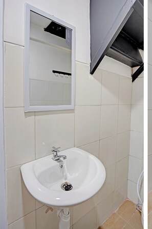 Deluxe Double Room | Bathroom | Shower, rainfall showerhead, towels, toilet paper