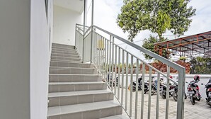 Una escalera con barandillas de metal que conduce a la entrada de un edificio.