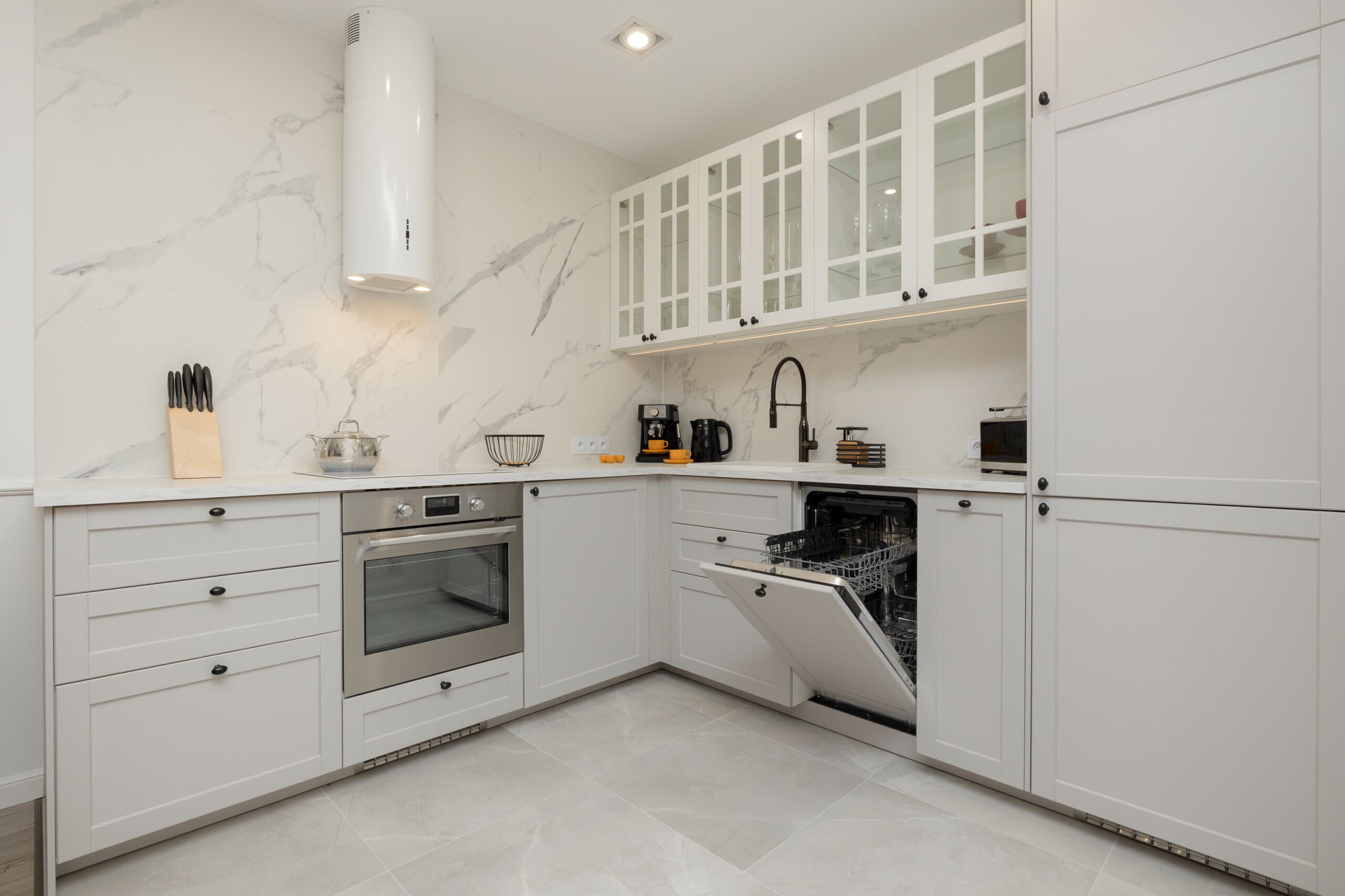 Jääkaappi, uuni, liesi, astianpesukone