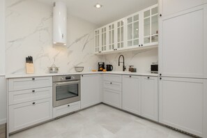 Fridge, oven, stovetop, dishwasher