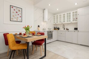 Fridge, oven, stovetop, dishwasher
