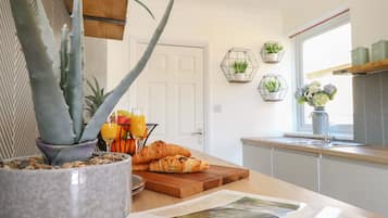 Fridge, dishwasher, cookware/dishes/utensils