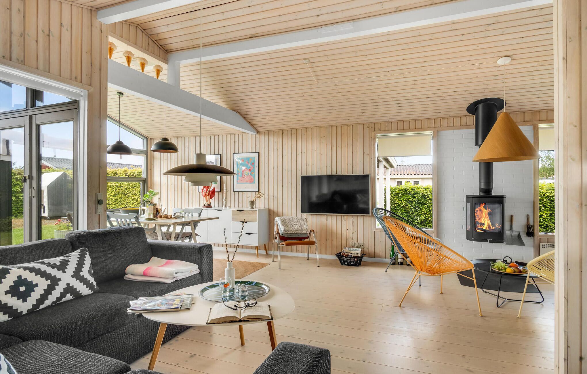 Un salon moderne avec un canapé, une table basse et une cheminée.