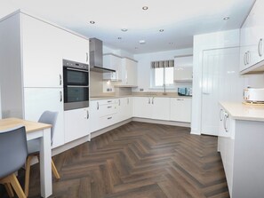 Cottage | Private kitchen | Fridge, dishwasher, electric kettle, toaster