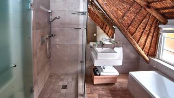 Safari Suite | Badezimmer | Haartrockner, Handtücher, Seife, Shampoo
