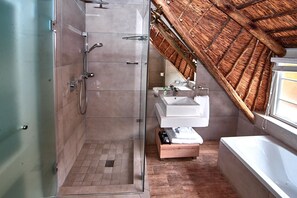 Safari Suite | Kylpyhuone | Hiustenkuivaaja, pyyhkeet, saippua, sampoo