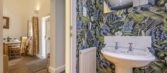The Mews - a beautiful cottage that sleeps 4 guests in 2 bedrooms