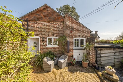 The Mews -  a beautiful cottage that sleeps 4 guests in 2 bedrooms