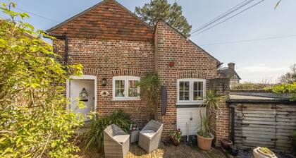 The Mews - a beautiful cottage that sleeps 4 guests in 2 bedrooms