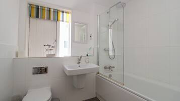 Cottage | Bathroom | Shower, hair dryer
