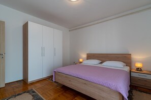 2 Schlafzimmer, Reisekinderbett, kostenloses WLAN, Bettwäsche