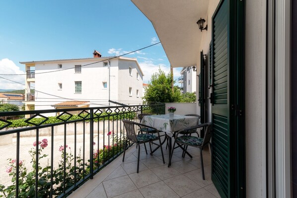 Outdoor dining - Ignacija 3 - Apartment 4+1, 150 m from the beach (Okrug Gornji)