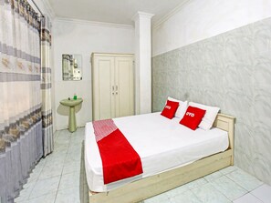 Deluxe Double Room | Free WiFi, bed sheets - OYO 3741 Mutiara Syariah 1 (Mataram)