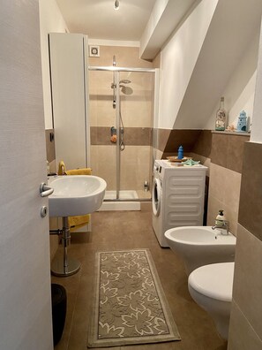 Dusche, Haartrockner, Bidet, Handtücher