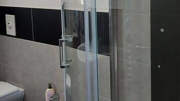 Doccia, asciugacapelli, bidet, asciugamani