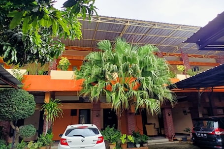 Exterior. OYO 91232 Hotel Garuda