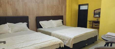 Family Room | Desk, free WiFi, bed sheets