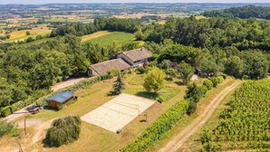 A rural property with a large house, a tennis court, and vineyards. - Le Triangle D'or - Gite 80m2 - Piscine - Gaillac (Gaillac)